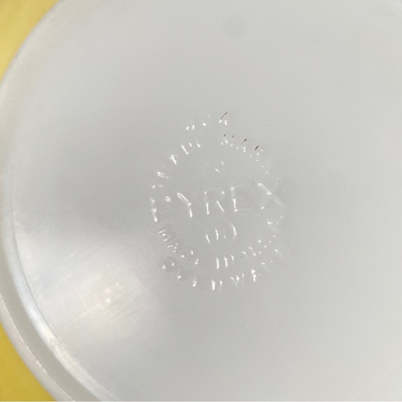 Pyrex mixing bowl. Vintage. Large. Yellow. 404. 4 quart. - Picture 4 of 5